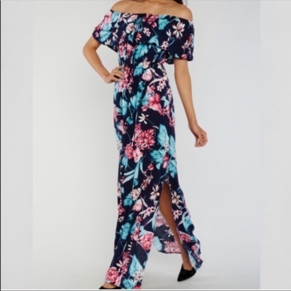 ❣️ Sale was 45$ down sizing ❣️ Off the shoulder floral maxi